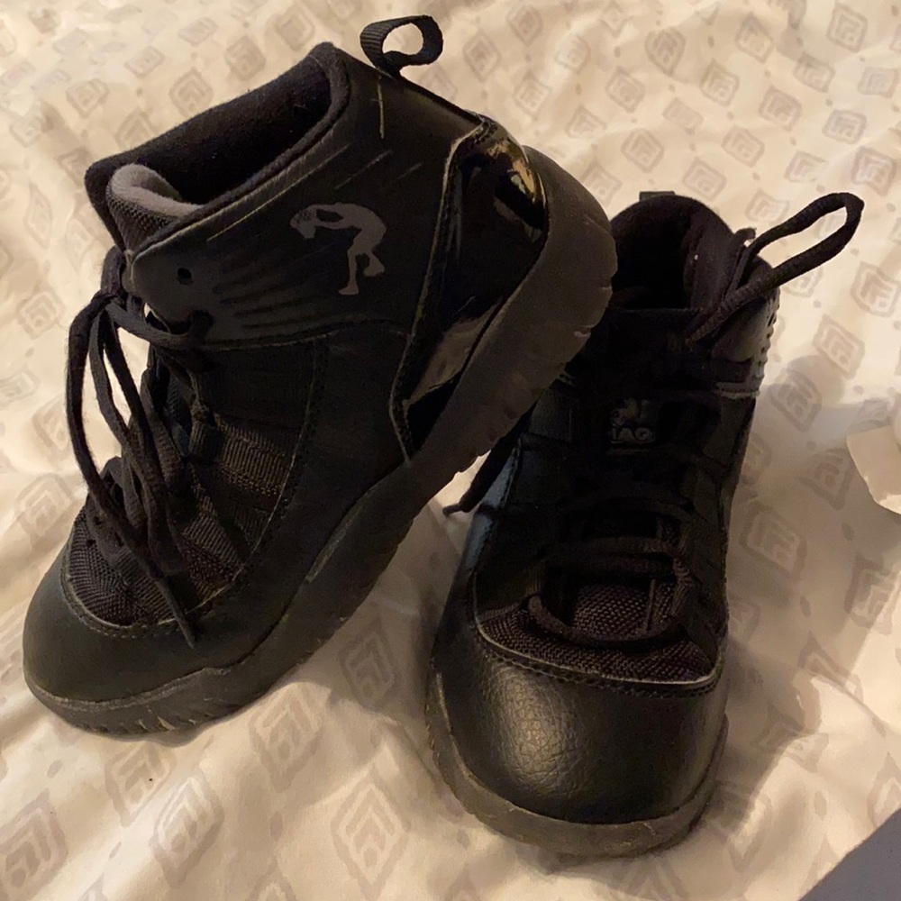 Boys black Shaq basketball shoes size youth 1